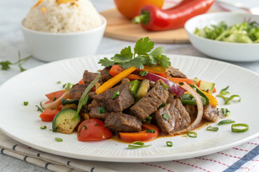 Вкусное блюдо из мяса и овощей, поданное на белой тарелке. Генеративный ИИ - RomanZ