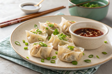Вкусные вонтоны, подаваемые с соусом и нарезанным зеленым луком. Генеративный искусственный интеллект - RomanZ