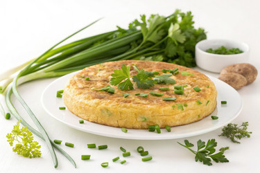 Вкусный испанский омлет с петрушкой и зеленым луком (генеративный ИИ) - RomanZ