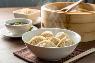 Вкусные пельмени, подаваемые в белой миске на деревянном столе. Генеративный искусственный интеллект - RomanZ