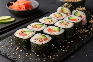Вкусные корейские суши-роллы с лососем и огурцом, представленные с помощью генеративного искусственного интеллекта - RomanZ