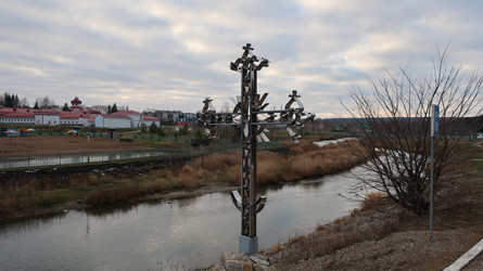 Башкортостан, село Курорта, православный поклонный крест на берегу реки в пасмурный день - ZRR_WRLD