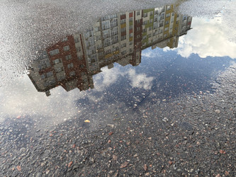 Отраженное изображение. Текстура мокрого асфальта и облаков на глади водяной поверхности. Июль 30 2026 г - VitalySh