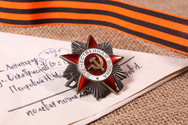 Орден ВОВ на фоне фронтовых писем - nkaup