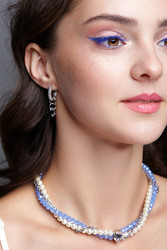 Портрет молодой женщины с макияжем, изображающим голубые глаза. Женщина в жемчужных бусах и серьгах - Serg Zastavkin