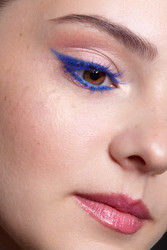 Крупный план женского лица с голубыми глазами, стрелками и ресницами, макияж - Serg Zastavkin