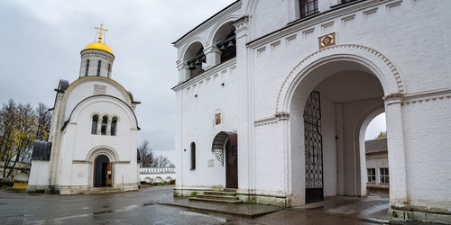 Вид на церковь Александра Невского во Владимирском Рождественском монастыре поздней осенью в городе Владимире - KirillK