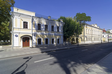 Городская усадьба купцов Куниных - южный флигель и главный дом. Москва, Пятницкая улица, 30. стр. 4 и 2. Солнечный день в середине августа - Wombat