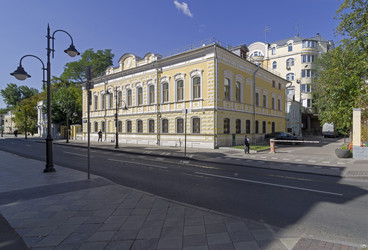 Главный дом городской усадьбы купцов Куниных. Москва, Пятницкая улица, 30, стр. 2. Солнечный день в середине августа - Wombat