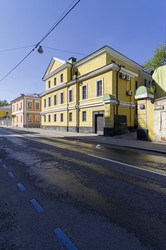 Современное административное здание в центре Москвы, соответствующее стилю исторической застройки. Улица Малая Ордынка, 20, стр.1. Солнечный день в середине августа - Wombat