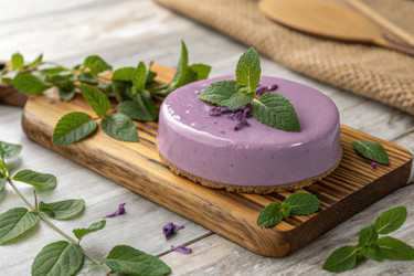Вкусный торт с лавандовым муссом подается на деревянной разделочной доске - RomanZ