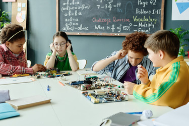 Разные дети строят печатные платы в классе Stem - SeventyFour