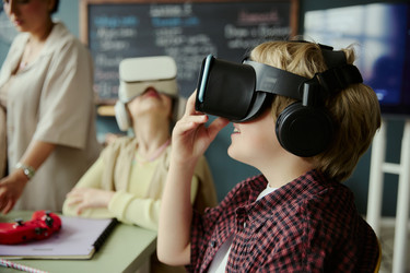 Школьники, использующие гарнитуры виртуальной реальности в классе Stem - DragonImagesAsia