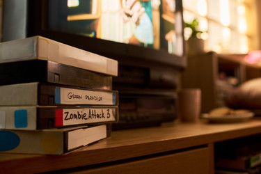 Стопка видеокассет VHS создает ностальгическую концепцию домашних развлечений - Pressmaster