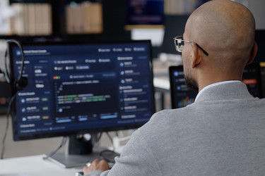 Мужчина средних лет анализирует данные программного обеспечения в ит-офисе - SeventyFour