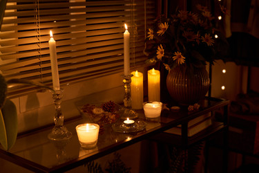 Горящие свечи создают уютную атмосферу на столе ночью - Pressmaster