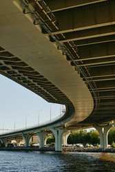 Современный бетонный автомобильный мост через реку в городе - SeventyFour