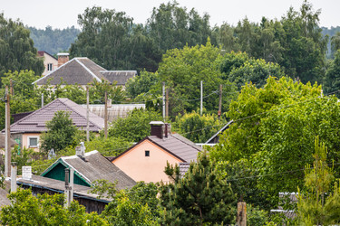 Панорама деревни среди зелени — частный сектор, крыши домов, инфраструктура пригородa - Derbis