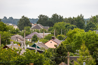 Панорама деревни с крышами и деревьями — частный сектор, недвижимость, инфраструктура - Derbis