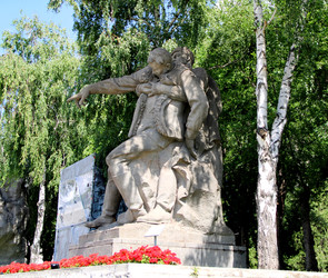 Одна из скульптур в мемориальном комплексе "Родина Мать" - Zauberfloten