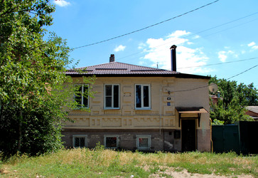 Двухэтажное каменное здание с трубой на крыше - Zauberfloten