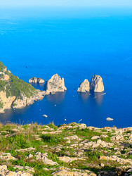 Знаменитые скалы Фаральони и прозрачная голубая вода Тирренского моря, остров Капри, Италия - Neirfy