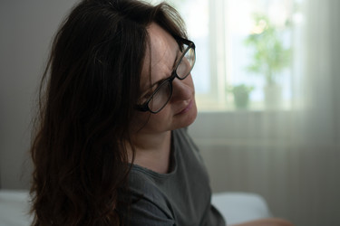 брюнетка, смотрящая в сторону в задумчивом одиночестве - ElenaSk