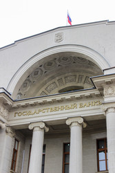 Историческое здание банка с грандиозной колоннадой и каменными барельефами - kitikat