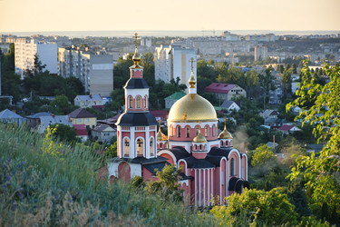 Вид с горы на панораму города и храм. Свято-Алексиевский женский монастырь в городе Саратове - Sveetlana