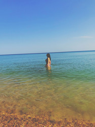 Девушка в бикини в бирюзовом море - OlgaK