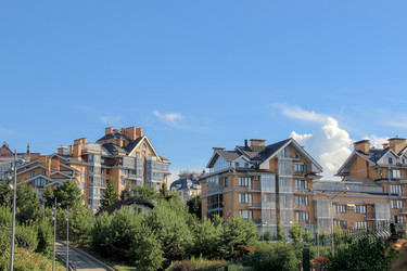 Modern low-rise residential complex with stylish apartment buildings under a blue sky. / Современный малоэтажный жилой комплекс со стильными жилыми домами под голубым небом - kitikat