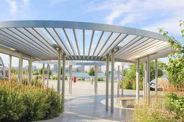 Modern circular pergola with columns on a city embankment in summer. / Современная круглая пергола с колоннами на городской набережной летом - kitikat