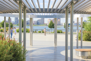 Modern circular pergola with columns on a city embankment in summer. / Современная круглая пергола с колоннами на городской набережной летом - kitikat
