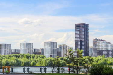 Modern residential complex with high-rise apartment buildings behind a green park. / Современный жилой комплекс с высотными жилыми домами за зеленым парком - kitikat