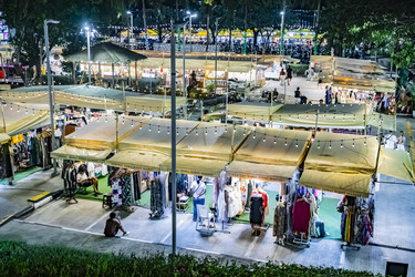 Ярко освещенный ночной рынок Central Samui с палатками и посетителями в Тайланде - Xandery