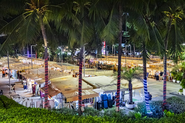 Ярко освещенный ночной рынок Central Samui с палатками и посетителями в Тайланде - Xandery