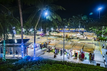 Ярко освещенный ночной рынок Central Samui с палатками и посетителями в Тайланде - Xandery