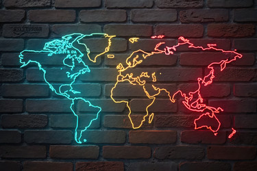 Яркая неоновая карта мира на текстурированной кирпичной стене Отображает географический генеративный искусственный интеллект - RomanZ