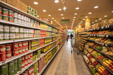 Прилавок Продуктового Магазина Заполнен Консервами и Свежими Продуктами Generative AI - RomanZ