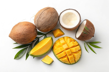 Яркие, Свежие Кокосы Выставлены рядом с нарезанным Манго - RomanZ
