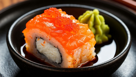 Один японский рулет в миске с соевым соусом - Nik.Alex