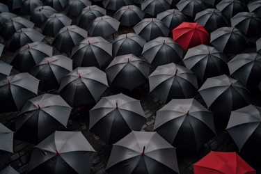 Черные зонты с двумя красными. Группа идей Rain. Генерировать искусственный интеллект - yliv