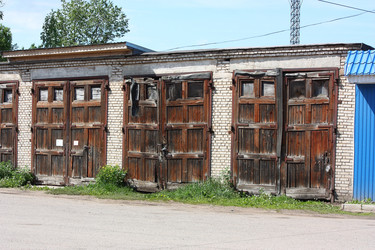 Старые гаражи с деревянными воротами - nkaup