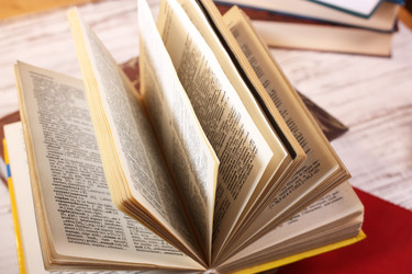 Учебный процесс: раскрытая книга на столе - nkaup