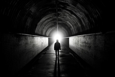 Темно-люди мужчина. Дороги, свет. Создать ИИ - yliv