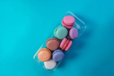 Маленькая коробочка французских макарон. Десерт из выпечки. Генерировать искусственный интеллект - yliv