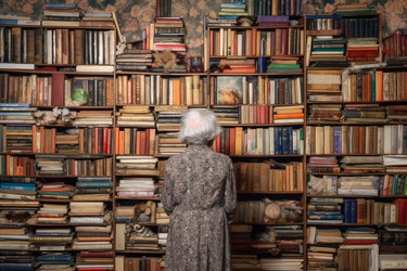 Поэтесса пожилого возраста, женщина возле книг. Генерировать искусственный интеллект - yliv