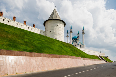 Панорамный вид на казанский кремль и мечеть кул шариф - gumbao