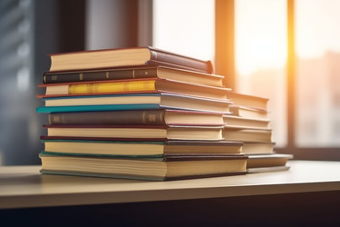 Стопка книг в библиотеке на закате. Изучайте исследования. Генерировать искусственный интеллект - yliv