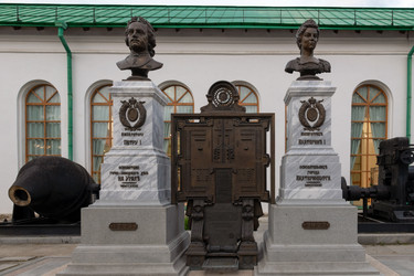 Бюст императора Петра Первого и императрицы Екатерины Первой около музея архитектуры и дизайна в окружении старого оборудования металлургических заводов Урала. Екатеринбург - kostya6969